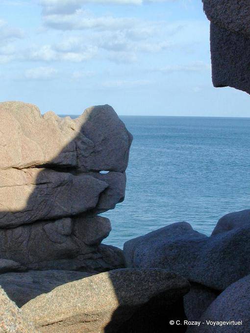 Curiosamente rochas moldadas na Costa de Granito Rosa, Perros Guirec, Brittany - França