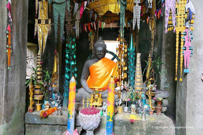 De um gopuras Buda sentado, Banteay Kdei, Angkor, Camboja