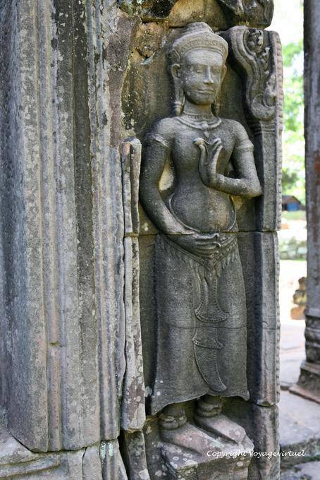Devatas esculpidas na sala de dança, Banteay Kdei, Angkor, Camboja