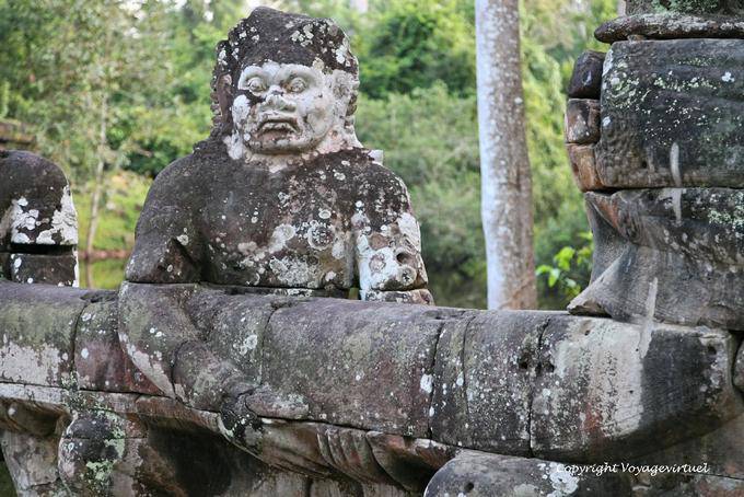 Gigante no corpo de um naga, Preah Khan, Angkor, Camboja