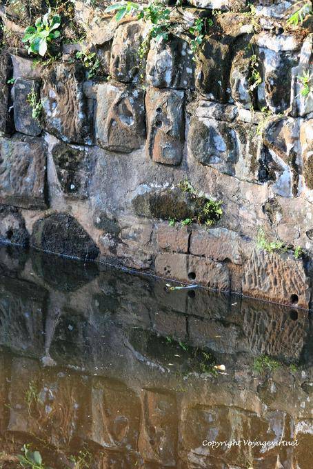 Cabeças fossos parede esculpidas, Preah Khan, Angkor, Camboja