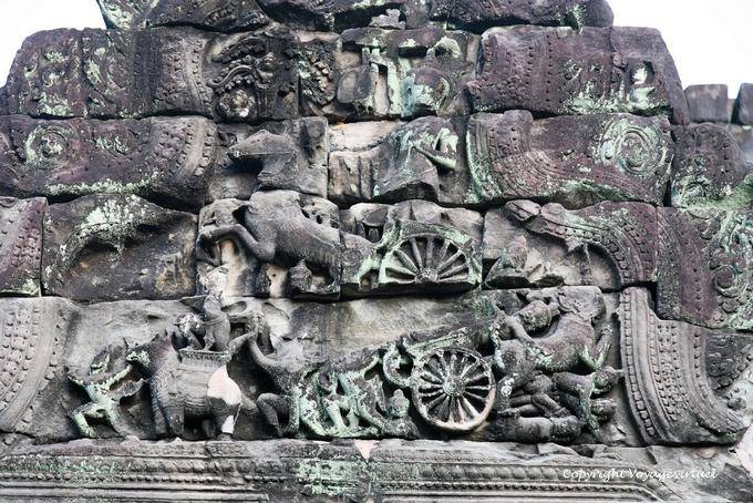 Cena Guerreiro com tanques, frontão, Preah Khan, Angkor, Camboja