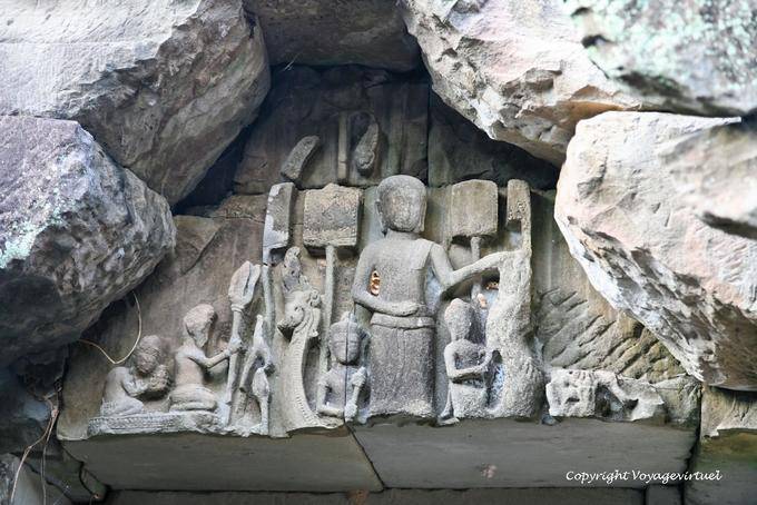 Uma oferta sentado carving frontão Preah Khan, Angkor, Camboja