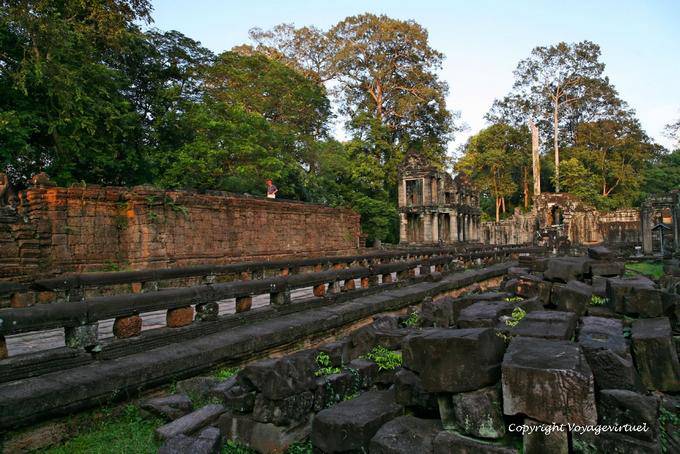 Grades pavimentado pavimento, através do site, Preah Khan, Angkor, Camboja