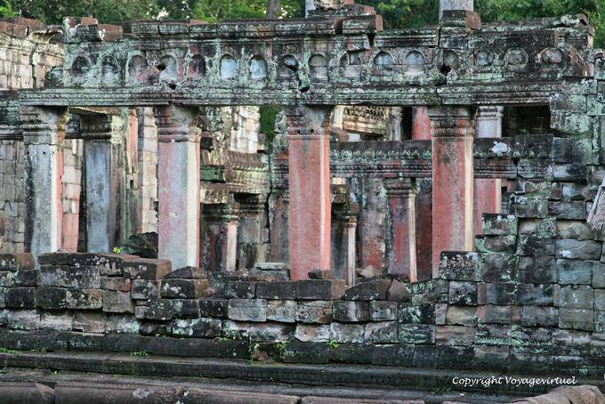 Colunas coloridas dos bailarinos salão, Preah Khan, Angkor, Camboja