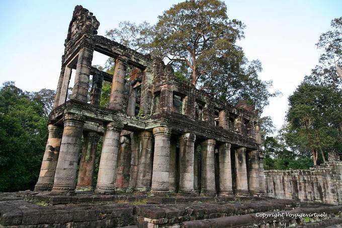 A construção de dois andares com colunas redondas, Preah Khan, Angkor, Camboja
