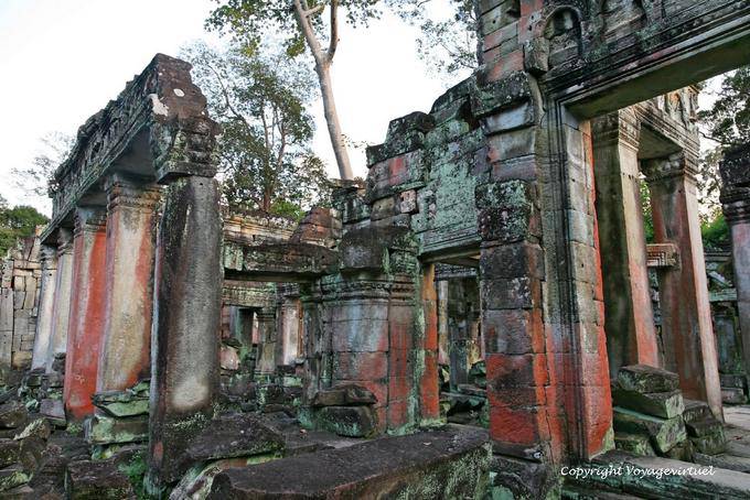 Cores nas ruínas do templo do mosteiro, Preah Khan, Angkor, Camboja