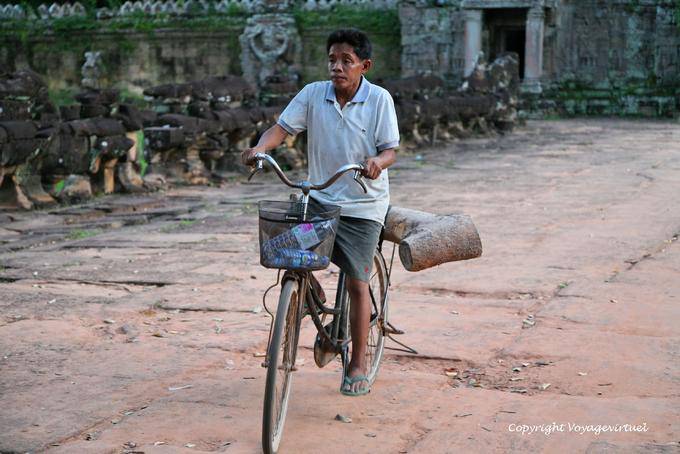 Ciclismo e antigo Preah Khan, Angkor, Camboja