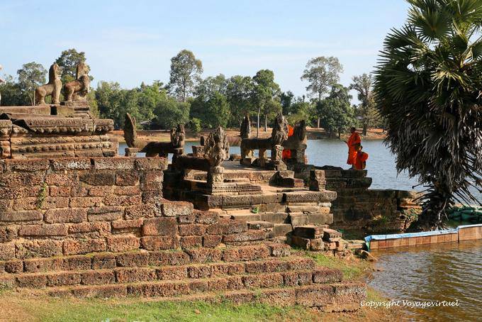 Etapas Srah Srang das abluções templo, Angkor, Camboja