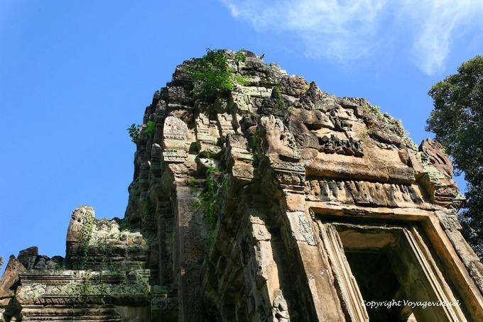 Parte superior da torre santuário esculpida com Siva e imagens Vishnuites, Thommanon, Angkor, Camboja