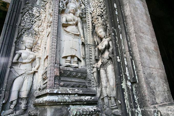Devatas fêmea com diferentes tipos de sampot, Thommanon, Angkor, Camboja