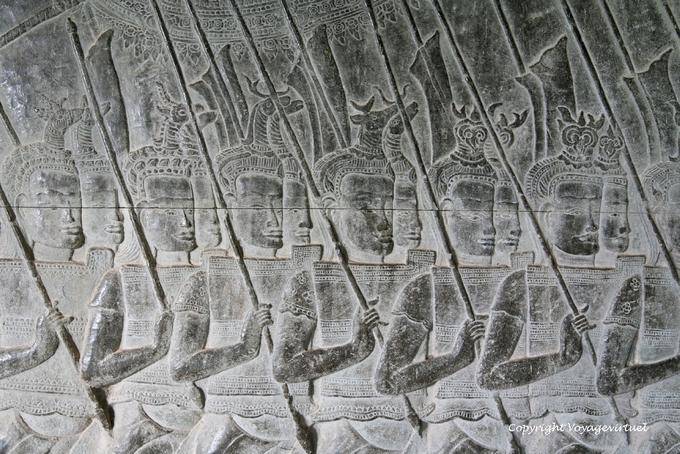 Soldados marchando com cabeças de animais em seus capacetes, Angkor Wat, Angkor, Camboja