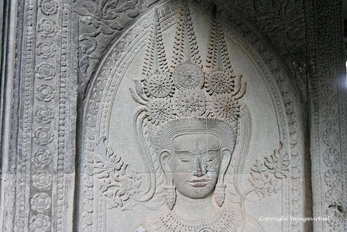 Retrato de um apsara realizada no templo de Angkor Wat, Angkor, Camboja