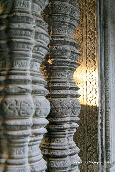 Pedra esculpida balaústres através de uma janela, Angkor Wat, Angkor, Camboja