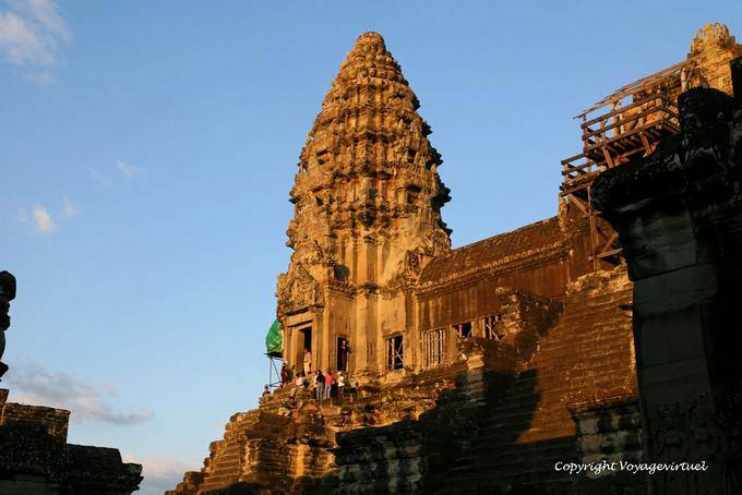 Uma das torres do santuário central ao pôr do sol, Angkor Wat, Angkor, Camboja