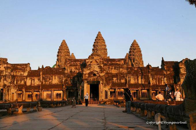 Torres centrais vistos de entrada do portão principal, Angkor Wat, Angkor, Camboja