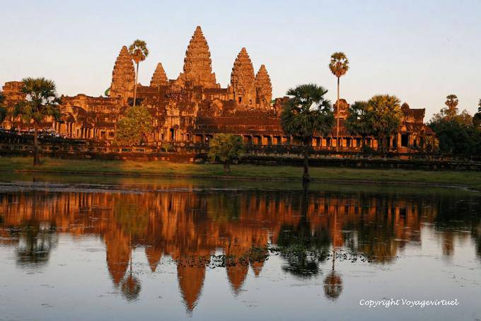 Angkor Wat por uma reflexão noite brilhante em uma lagoa, Angkor, Camboja