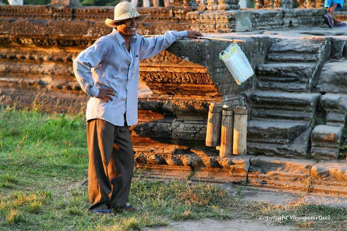 Seller arroz glutinoso no site de Angkor Wat, Angkor, Camboja