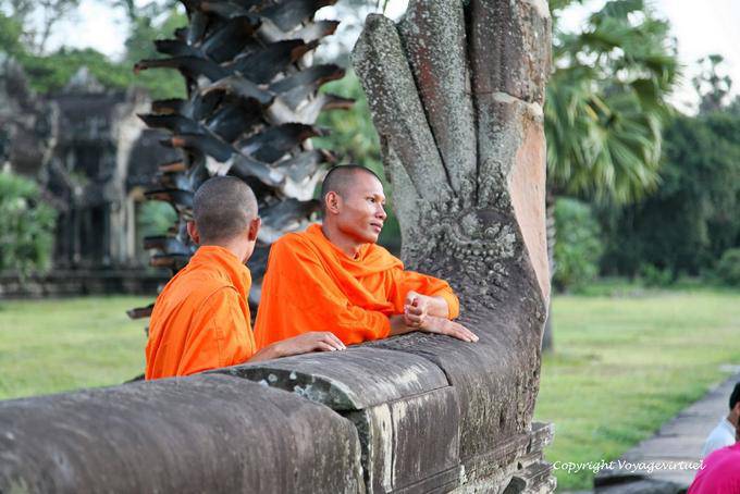 Daydreaming monges em uma rampa naga-off, Angkor Wat, Angkor, Camboja