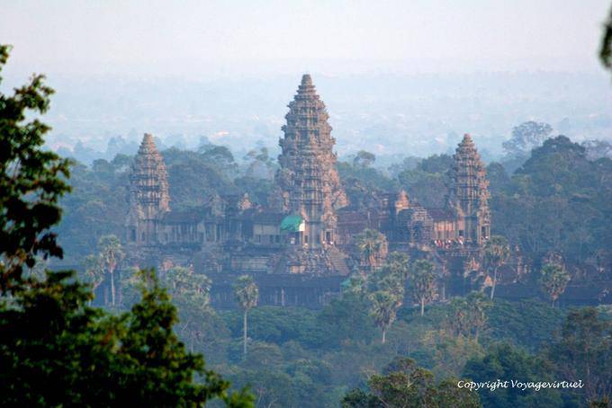 Angkor Wat na visão névoa a partir do topo de Phnom Bakheng, Angkor, Camboja