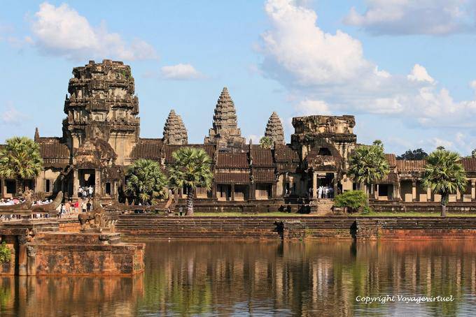 Panorama do Gopuram eo site de um fosso, Angkor Wat, Angkor, Camboja
