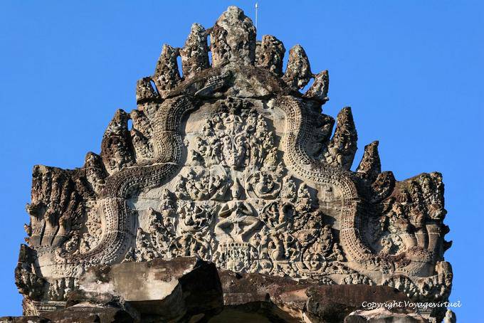 Frontão esculpido com uma naga torre, Angkor Wat, Angkor, Camboja