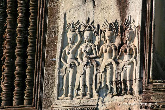 Asparas Força do lado de fora de uma galeria, Angkor Wat, Angkor, Camboja