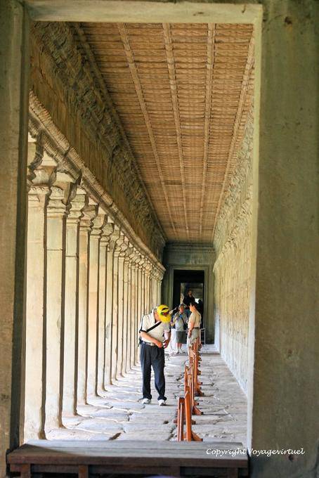 Uma das galerias que cercam o santuário, Angkor Wat, Angkor, Camboja
