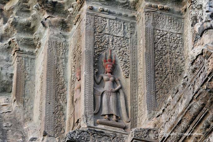 Aspara cabeça vermelha em uma das torres, Angkor Wat, Angkor, Camboja