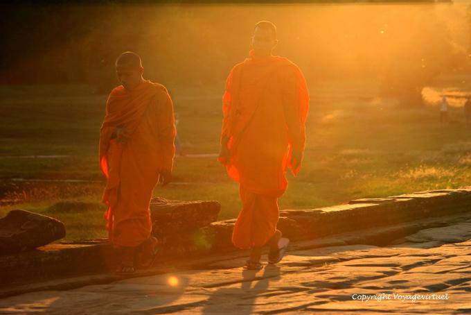 Monks andando no sol, Angkor Wat, Angkor, Camboja