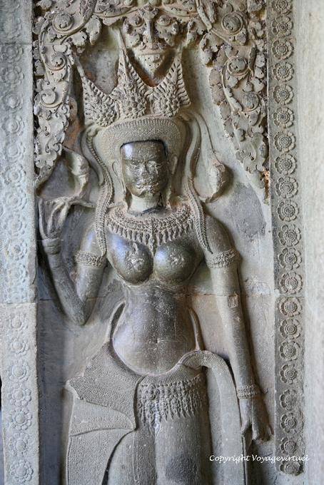 Partes Apsara suavizados pelos toques de transeuntes, Angkor Wat, Angkor, Camboja