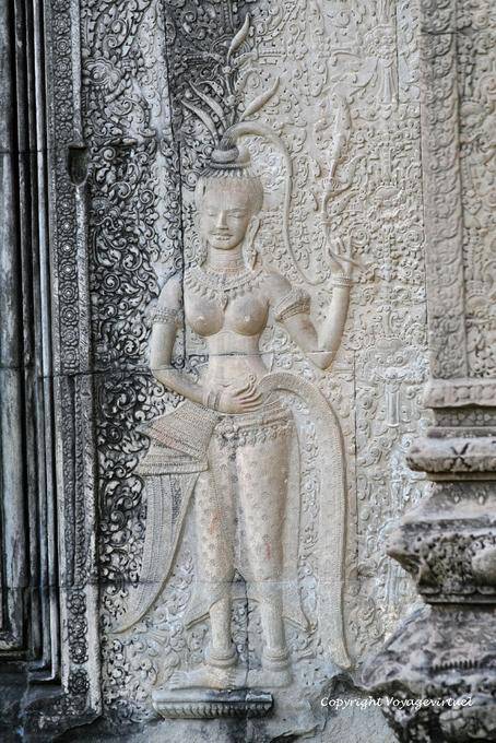 Tocando um apsara de topless para trazer boa sorte, Angkor Wat, Angkor, Camboja