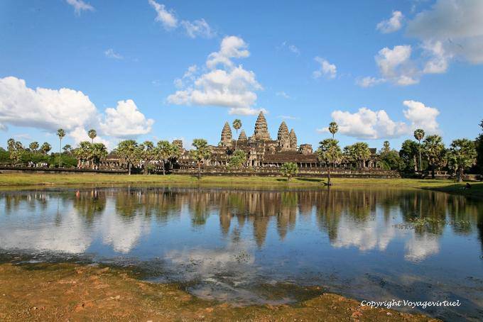 Panorâmica de Angkor Wat reflete em uma lagoa, Angkor, Camboja