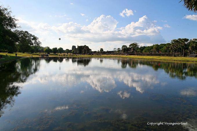 Reflexões do céu em uma piscina, e livrarias, Angkor Wat, Angkor, Camboja