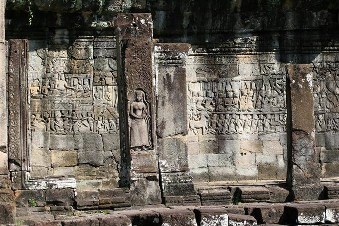 Galeria baixos relevos esculpidos Bayon, Angkor Thom, Angkor, Camboja