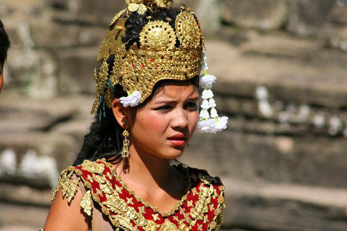Menina no traje Bayon Angkor Thom, Angkor, Camboja