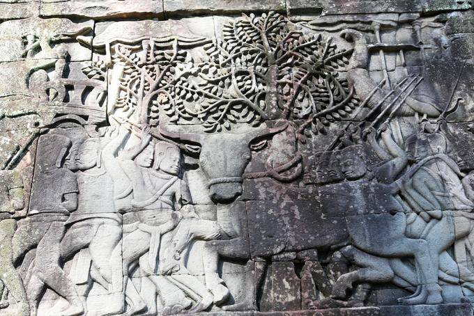 Batalha sob a árvore da vida Bayon Angkor Thom, Angkor, Camboja