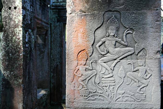 Dançarinos com lotus Bayon Angkor Thom, Angkor, Camboja