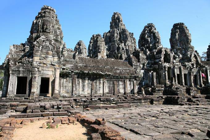 Fachada e norte galerias Bayon Angkor Thom, Angkor, Camboja