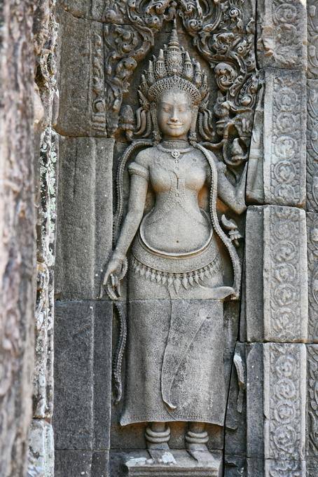 Devatas esculpida em um pilar da gopura oriental Bayon Angkor Thom, Angkor, Camboja