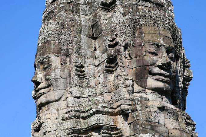 Posto de 4 enfrenta Bayon Angkor Thom, Angkor, Camboja