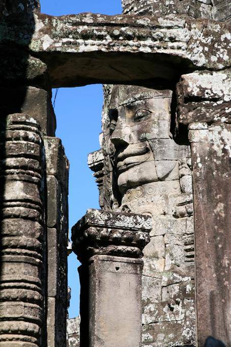 Mineral Sorriso entre colunas e lintel, Bayon, Angkor Thom, Angkor, Camboja