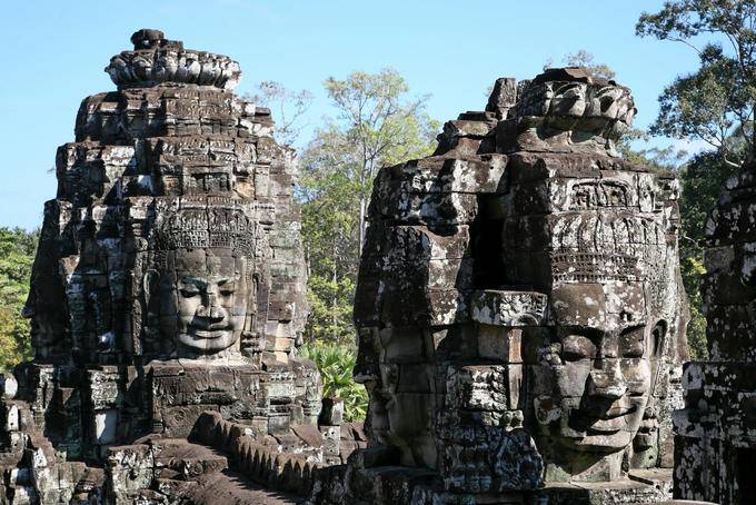 Pedra enfrenta a superação da galeria, Bayon, Angkor Thom, Angkor, Camboja