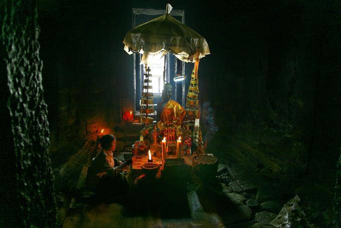 Oração na cella do santuário, Bayon, Angkor Thom, Angkor, Camboja