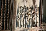 Asparas Força do lado de fora de uma galeria, Angkor Wat, Camboja.