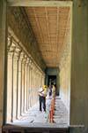 Uma das galerias que cercam o santuário, Angkor Wat, Camboja.