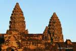 Última luz solar em dois passeios do santuário, Angkor Wat, Camboja.