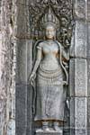 Devatas esculpida em um pilar da gopura oriental Bayon Angkor Thom, Camboja.