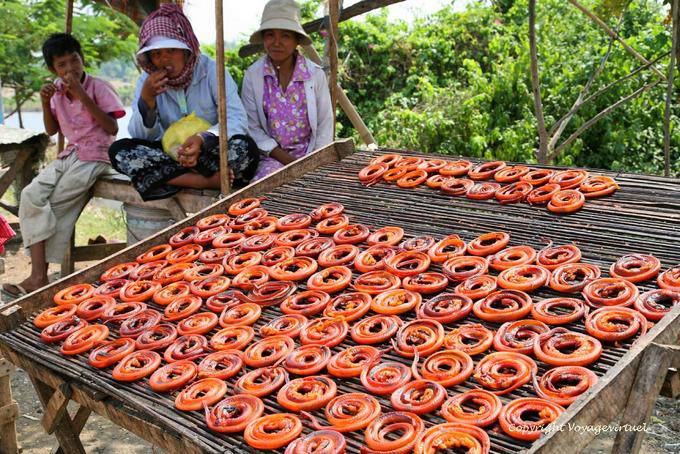 Stall cobra frito ou enguia, Kampong Cham - Camboja