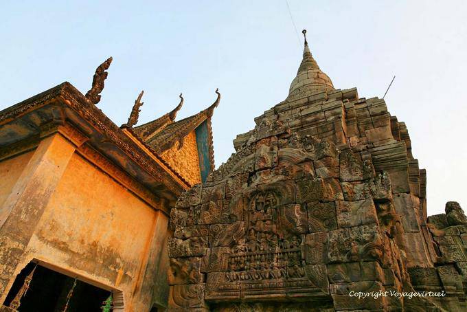 Gopura antigo e moderno pagode, Wat Nokor, Kampong Cham - Camboja